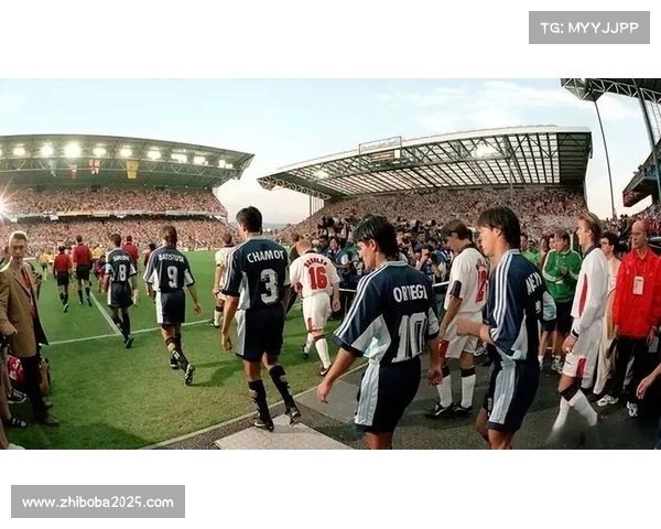 场边镜头：西蒙尼不满判罚被红牌罚下，场边激动抗议